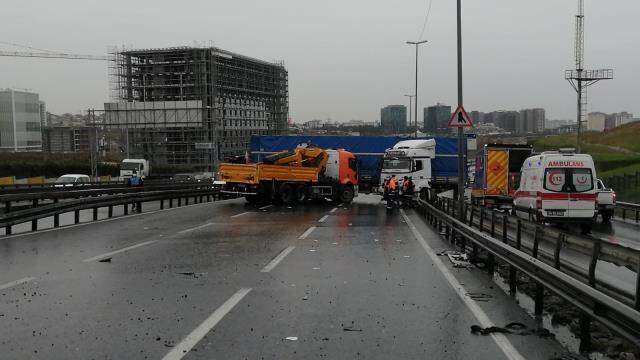 Faciadan dönüldü! Tır metrobüs bariyerlerini biçti, trafik durdu