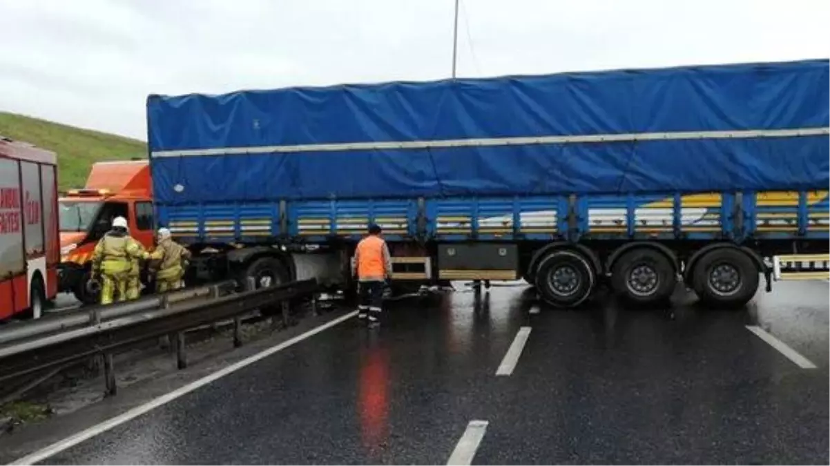Faciadan dönüldü! Tır bomboş yolda metrobüs bariyerlerini biçti, trafik durdu