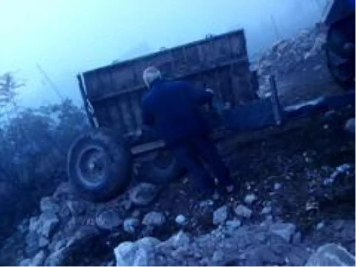 Gercüş'te toprak yüklü römork devrildi