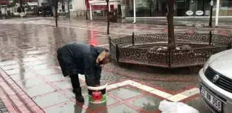 Selimiye: Hayvansever belediye personeli, kısıtlamada meydanlardaki güvercinleri unutmadı Selimiye: Hayvansever belediye personeli, kısıtlamada meydanlardaki güvercinleri unutmadı