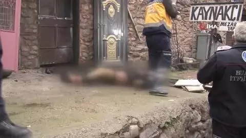 Bursa'da demir doğrama atölyesinde çıkan yangında 2 kişi yaralandı Bursa'da demir doğrama atölyesinde çıkan yangında 2 kişi yaralandı