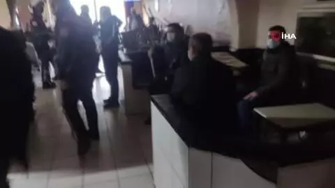 İstanbul'da kıraathanelere şok baskın: 59 kişiye 187 bin 620 lira para ceza İstanbul'da kıraathanelere şok baskın: 59 kişiye 187 bin 620 lira para ceza