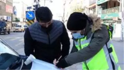 Kısıtlamada maske cezası yedi, gazetecilere kızdı Kısıtlamada maske cezası yedi, gazetecilere kızdı
