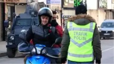 Kısıtlamada maske cezası yedi, gazetecilere kızdı Kısıtlamada maske cezası yedi, gazetecilere kızdı
