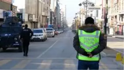 Kısıtlamada maske cezası yedi, gazetecilere kızdı Kısıtlamada maske cezası yedi, gazetecilere kızdı