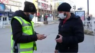 Kısıtlamada maske cezası yedi, gazetecilere kızdı Kısıtlamada maske cezası yedi, gazetecilere kızdı