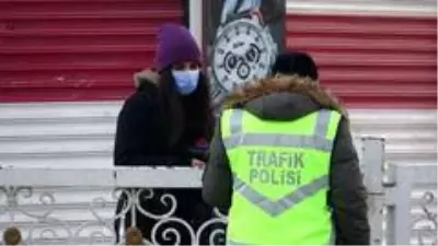 Kısıtlamada maske cezası yedi, gazetecilere kızdı Kısıtlamada maske cezası yedi, gazetecilere kızdı