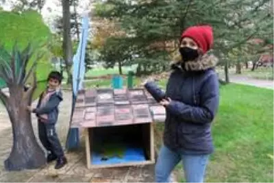 Kullanamadıkları dekorları sokak hayvanları için kulübeye dönüştürdüler Kullanamadıkları dekorları sokak hayvanları için kulübeye dönüştürdüler