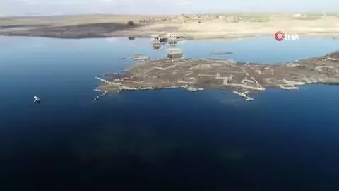 Kuraklık 26 yıl sonra baraj altındaki köyü gün yüzüne çıktı