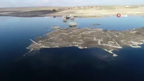 Kuraklık 26 yıl sonra baraj altındaki köyü gün yüzüne çıktı