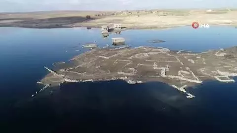 Kuraklık 26 yıl sonra baraj altındaki köyü gün yüzüne çıktı