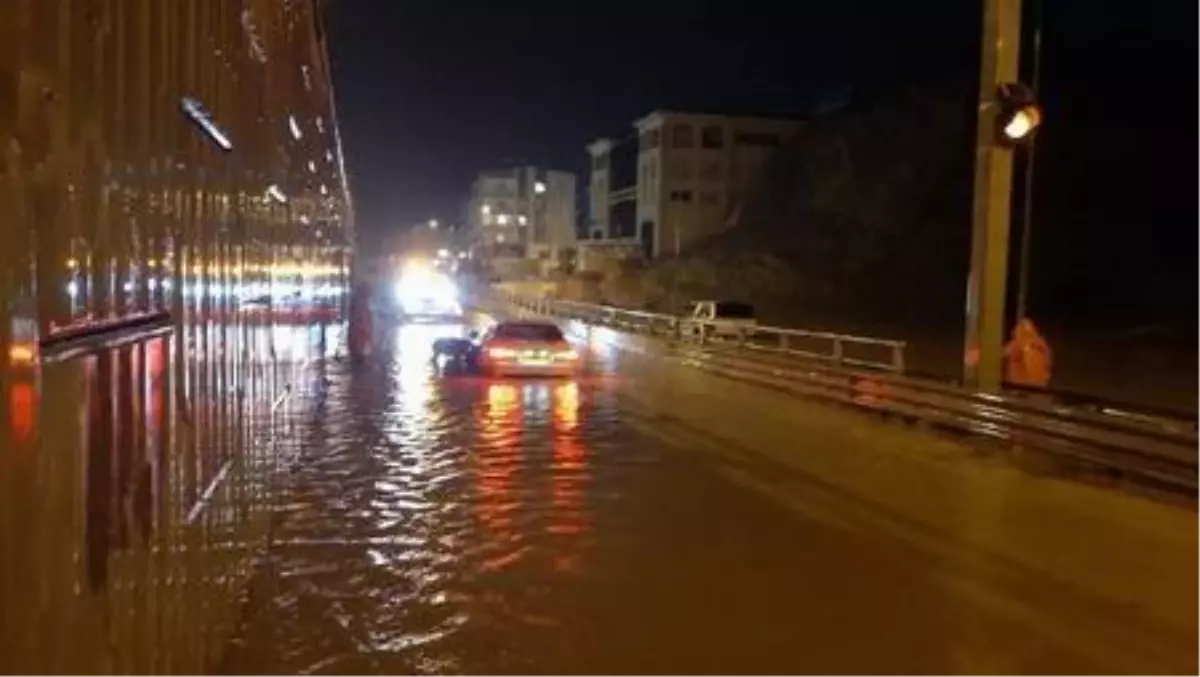 Kuşadası'nda sağanak hayatı olumsuz etkiledi