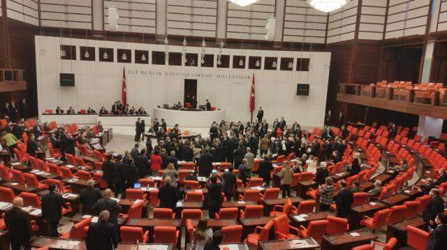 Meclis'te gergin bütçe görüşmesi! AK Partili ve HDP'li vekiller birbirlerinin üzerine yürüdü