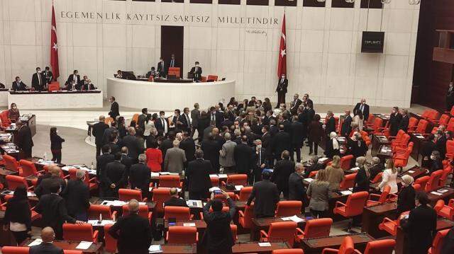Meclis'te gergin bütçe görüşmesi! AK Partili ve HDP'li vekiller birbirlerinin üzerine yürüdü