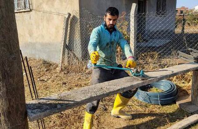 Milli sporcu, asker harçlığı için inşaatta çalışıyor