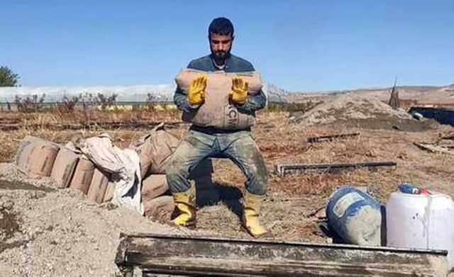 Milli sporcu, asker harçlığı için inşaatta çalışıyor