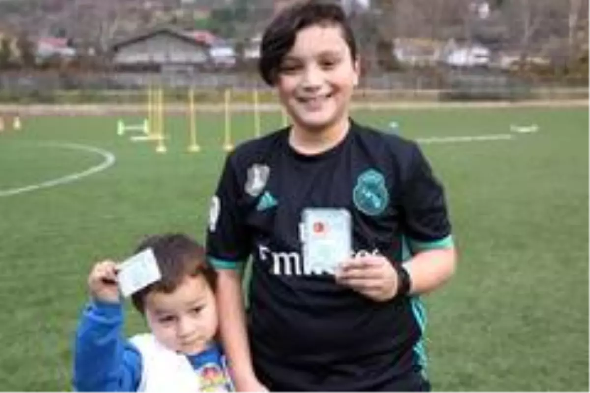 Real Madrid taraftarı olan Türk baba, çocuklarına Raul ve Ronaldo isimlerini verdi