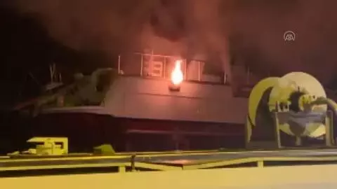 Sarıyer'de bir yat teknesinde çıkan yangın söndürüldü Sarıyer'de bir yat teknesinde çıkan yangın söndürüldü