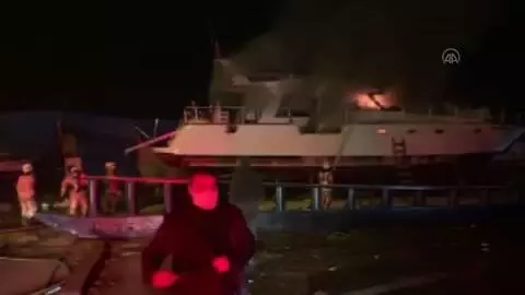 Sarıyer'de bir yat teknesinde çıkan yangın söndürüldü Sarıyer'de bir yat teknesinde çıkan yangın söndürüldü