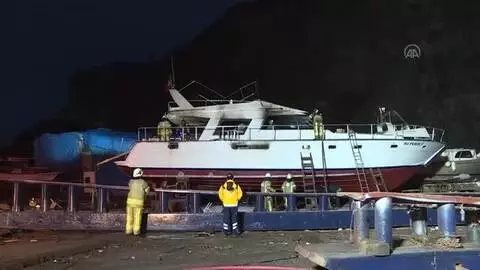 Sarıyer'de bir yat teknesinde çıkan yangın söndürüldü Sarıyer'de bir yat teknesinde çıkan yangın söndürüldü