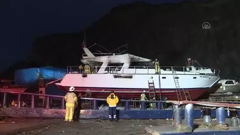 Sarıyer'de bir yat teknesinde çıkan yangın söndürüldü Sarıyer'de bir yat teknesinde çıkan yangın söndürüldü