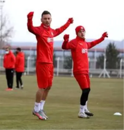 Sivasspor'da 3 isim takıma döndü Sivasspor'da 3 isim takıma döndü