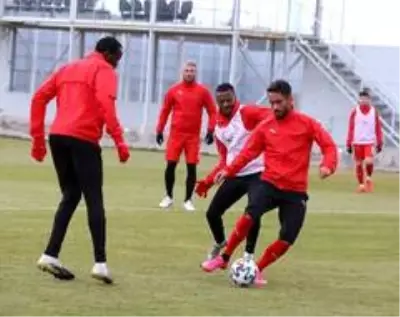 Sivasspor'da 3 isim takıma döndü Sivasspor'da 3 isim takıma döndü