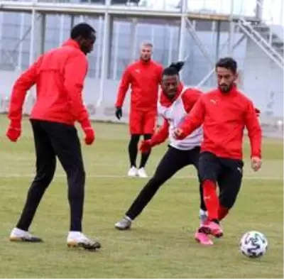 Sivasspor'da 3 isim takıma döndü Sivasspor'da 3 isim takıma döndü
