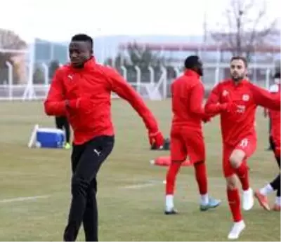 Sivasspor'da 3 isim takıma döndü Sivasspor'da 3 isim takıma döndü