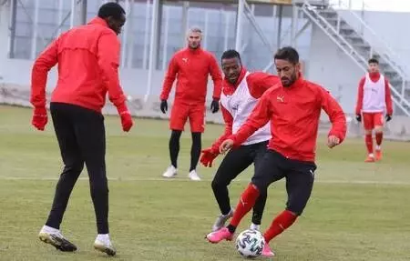 Sivasspor'da 3 isim takıma döndü Sivasspor'da 3 isim takıma döndü