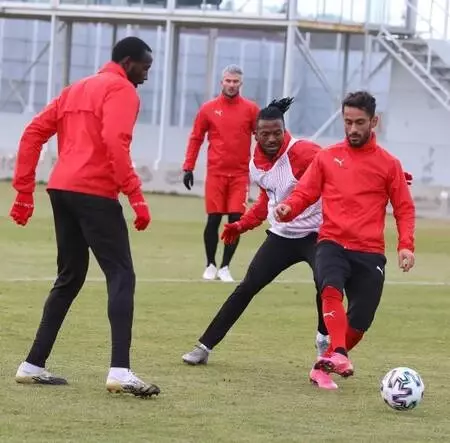 Sivasspor'da 3 isim takıma döndü Sivasspor'da 3 isim takıma döndü