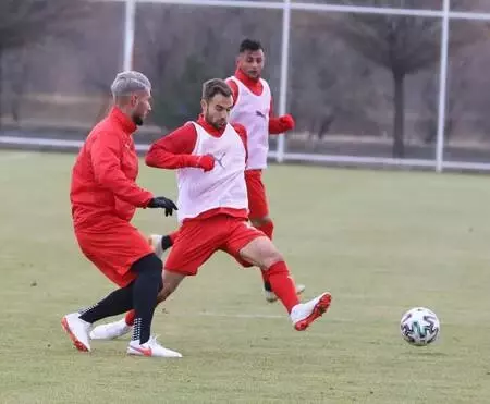 Sivasspor'da 3 isim takıma döndü Sivasspor'da 3 isim takıma döndü