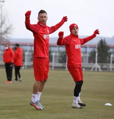 Sivasspor'da 3 isim takıma döndü Sivasspor'da 3 isim takıma döndü