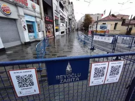 Taksim Meydanı ve İstiklal Caddesi boş kaldı Taksim Meydanı ve İstiklal Caddesi boş kaldı