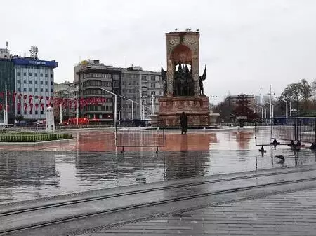 Taksim Meydanı ve İstiklal Caddesi boş kaldı Taksim Meydanı ve İstiklal Caddesi boş kaldı