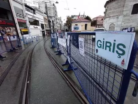 Taksim Meydanı ve İstiklal Caddesi boş kaldı Taksim Meydanı ve İstiklal Caddesi boş kaldı