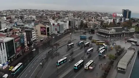 Sokağa çıkma kısıtlamasında Kadıköy ve Üsküdar Meydanı boş kaldı Sokağa çıkma kısıtlamasında Kadıköy ve Üsküdar Meydanı boş kaldı