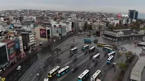 Sokağa çıkma kısıtlamasında Kadıköy ve Üsküdar Meydanı boş kaldı Sokağa çıkma kısıtlamasında Kadıköy ve Üsküdar Meydanı boş kaldı