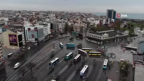 Sokağa çıkma kısıtlamasında Kadıköy ve Üsküdar Meydanı boş kaldı Sokağa çıkma kısıtlamasında Kadıköy ve Üsküdar Meydanı boş kaldı