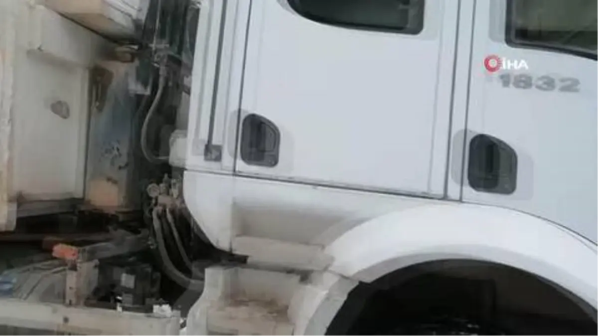 Sokakların sessizliğe büründüğü Bayburt'ta belediye ekiplerinden karla mücadele çalışması