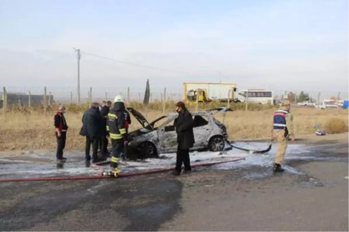 Tarladan dönen çiftçinin otomobili yandı