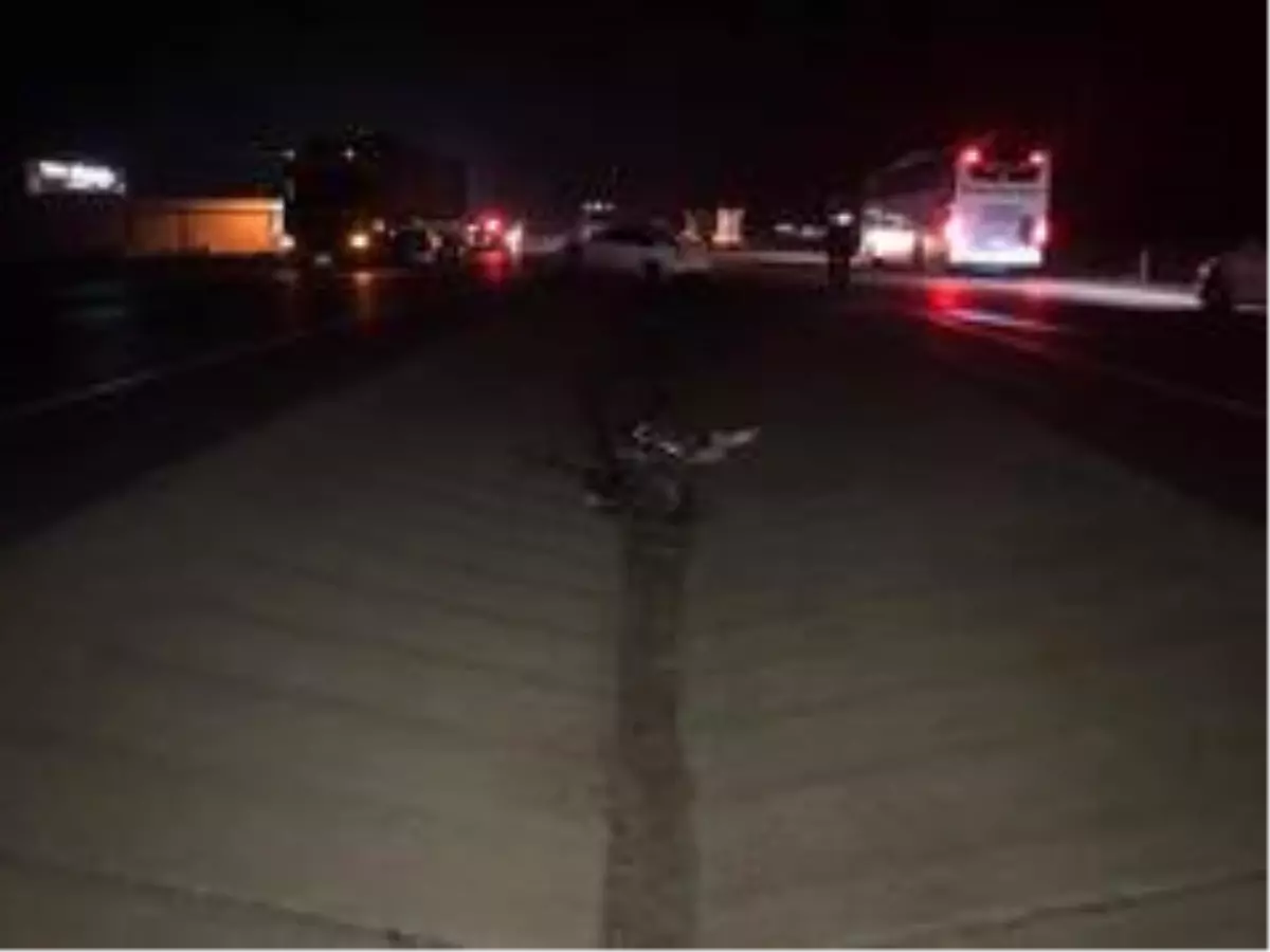 Tıra çarpan otomobilin motoru 25 metre uzağa fırladı