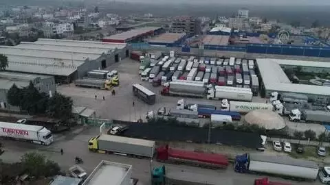 Türkiye'nin 81 ilinden Suriye'ye gönderilen 350 yardım tırının, sınır geçişi başladı Türkiye'nin 81 ilinden Suriye'ye gönderilen 350 yardım tırının, sınır geçişi başladı