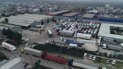 Türkiye'nin 81 ilinden Suriye'ye gönderilen 350 yardım tırının, sınır geçişi başladı Türkiye'nin 81 ilinden Suriye'ye gönderilen 350 yardım tırının, sınır geçişi başladı