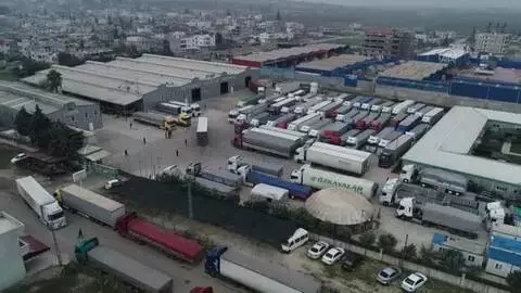 Türkiye'nin 81 ilinden Suriye'ye gönderilen 350 yardım tırının, sınır geçişi başladı Türkiye'nin 81 ilinden Suriye'ye gönderilen 350 yardım tırının, sınır geçişi başladı