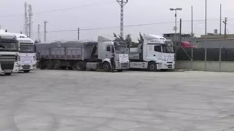 Türkiye'nin 81 ilinden Suriye'ye gönderilen 350 yardım tırının, sınır geçişi başladı Türkiye'nin 81 ilinden Suriye'ye gönderilen 350 yardım tırının, sınır geçişi başladı