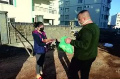 Yetim ailelere evlerinde kebap ikramı Yetim ailelere evlerinde kebap ikramı