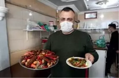 Yetim ailelere evlerinde kebap ikramı Yetim ailelere evlerinde kebap ikramı