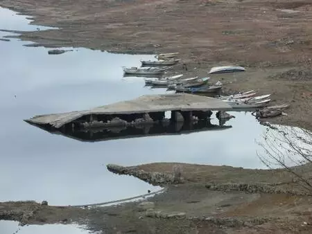 Kuraklık 26 yıl sonra baraj altındaki köyü gün yüzüne çıktı