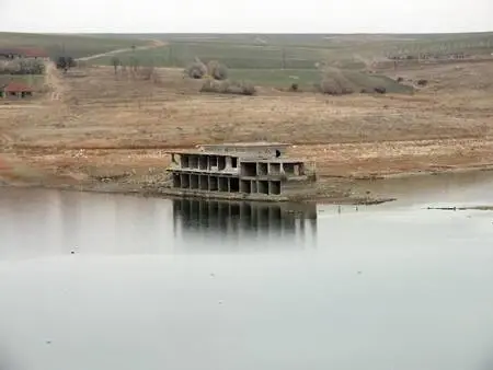 Kuraklık 26 yıl sonra baraj altındaki köyü gün yüzüne çıktı